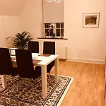 I I 2 Plan, Ved S-tog Og Busser Apartamento Gentofte