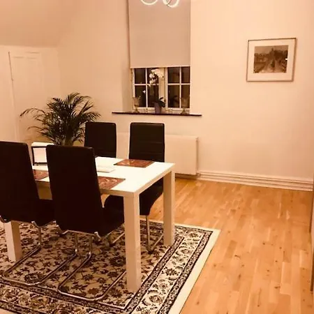 I I 2 Plan, Ved S-tog Og Busser Appartement Gentofte