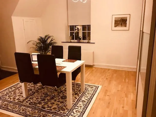 I I 2 Plan, Ved S-tog Og Busser Lägenhet Gentofte